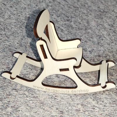 Ein kleiner Stuhl mit großer Schaukelkraft – für Puppen, Püppchen und kleine Helden.