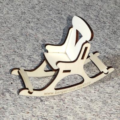 Ein kleiner Stuhl mit großer Schaukelkraft – für Puppen, Püppchen und kleine Helden.