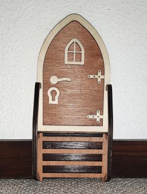 Bring ein Stück Zauber in dein Zuhause!
Unsere liebevoll lasergeschnittene Wichteltür verwandelt jede Wand oder Fußleiste i